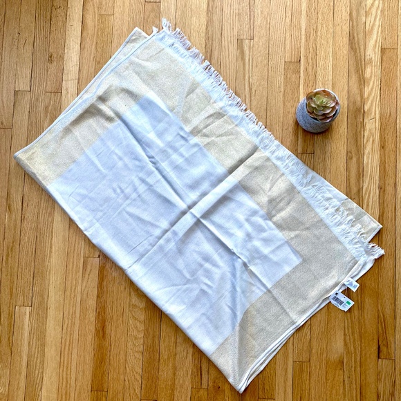 NWT Jaclyn Smith Collection Metallic Trim Lightweight Pashmina Scarf – OSFM - Picture 3 of 8